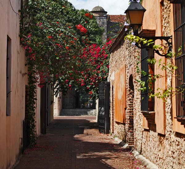 Callejón sombreado de la Zona Colonial de Santo Domingo